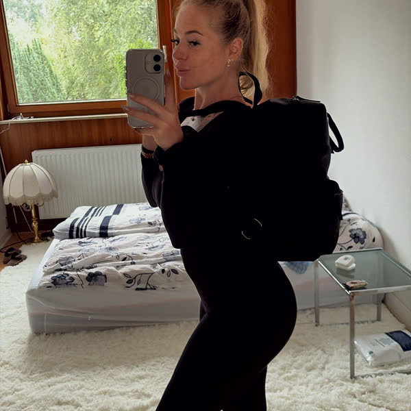 Deutsches Model mit Handy